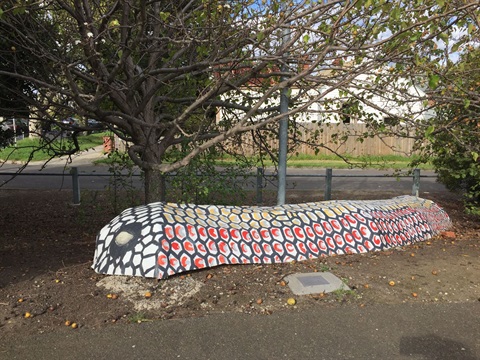 This work is a snake that is constructed with a skeletal framework of thin strip steel and fencing wire. 